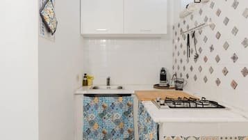 Refrigerador, microondas, placa de cocina, cafetera/tetera