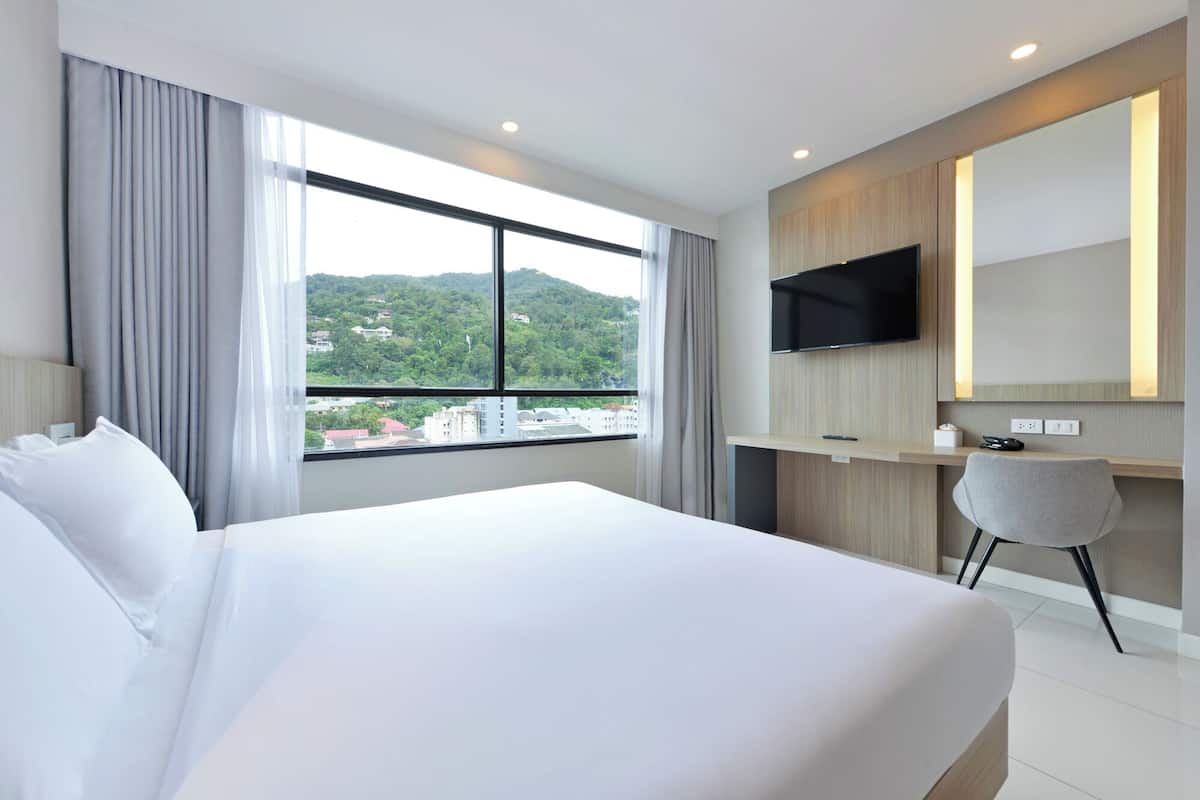 Superior Double Room, 1 Katil Raja (King), City View | Bar mini, peti besi dalam bilik, meja, langsir/tirai gelap terus
