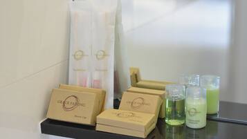 Shower, rainfall showerhead, free toiletries, hair dryer