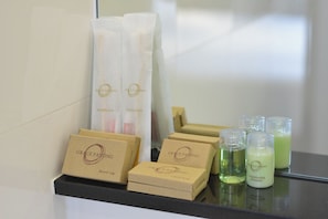 Shower, rainfall showerhead, free toiletries, hair dryer - Grace Patong Hotel (Patong)