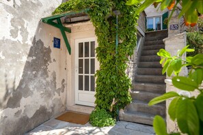 Exterior detail - Beautiful holiday home on the island Brac, with the sea and a small beach in front of the door! (Pucisca)