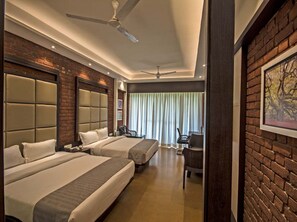 Tallelokero huoneessa, työpöytä, ilmainen Wi-Fi, vuodevaatteet