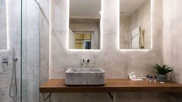 Habitación Deluxe doble | Baño | Ducha, artículos de higiene personal gratuitos y secador de pelo