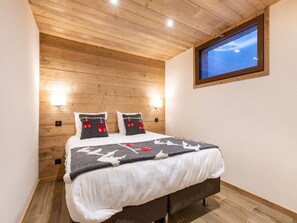 8 bedrooms, iron/ironing board, WiFi