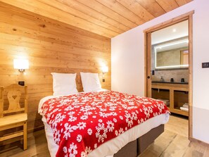 8 bedrooms, iron/ironing board, WiFi