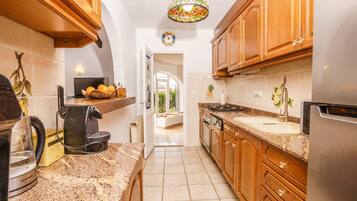 Een koelkast, een magnetron, een oven, een kookplaat