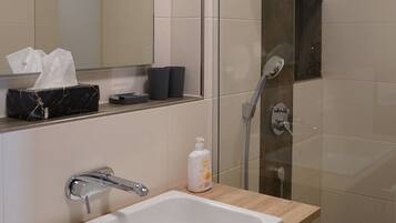 Dusche, Haartrockner, Handtücher, Toilettenpapier