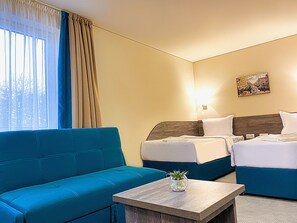 Desk, laptop workspace, free WiFi, bed sheets - Terminal Park MOTEL (Bischofsheim)