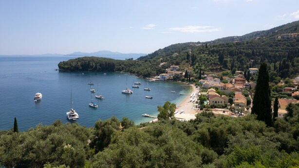 A coastal town with a beach, boats, and buildings. - Villa Natalia (Corfu)