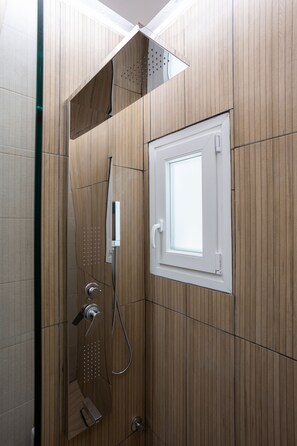 Deluxe Suite | Bathroom | Shower, hydromassage showerhead, hair dryer, towels