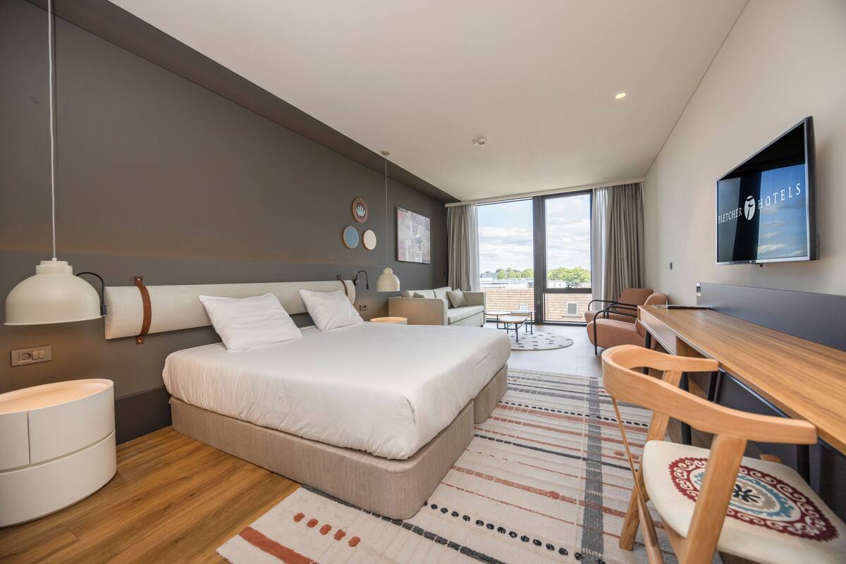 Suite | In-room safe, desk, laptop workspace, free WiFi