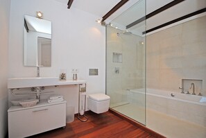 Baignoire, sèche-cheveux, serviettes fournies