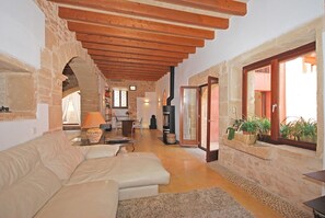 Televisio, takka, DVD-soitin