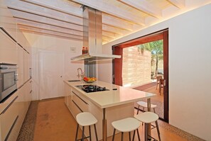 Jääkaappi, mikroaaltouuni, uuni, astianpesukone