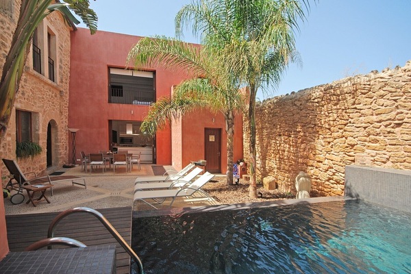 Muralles, central house with pool, air conditioning, and wifi in Alcúdia, Mallorca.