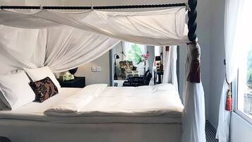 Presidential Suite | Minibar, in-room safe, individually decorated, individually furnished