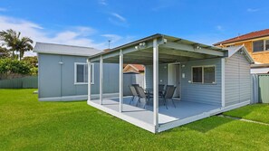 Outdoor dining - Pacific Family Retreat- renovated cottage (Long Jetty)