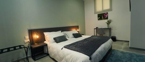 Bureau, fer et planche à repasser, Wi-Fi gratuit, draps fournis