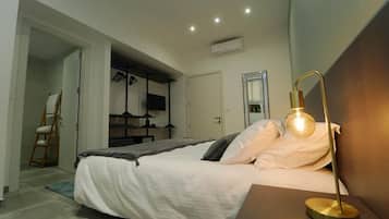 Habitación estándar con 1 cama matrimonial o 2 individuales | Escritorio, tabla de planchar con plancha, wifi gratis y ropa de cama