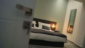 Habitación estándar con 1 cama matrimonial o 2 individuales | Escritorio, tabla de planchar con plancha, wifi gratis y ropa de cama