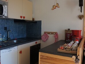 Réfrigérateur, micro-ondes, plaque de cuisson, lave-vaisselle