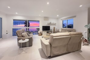 Smart TV, fireplace, DVD player, table football