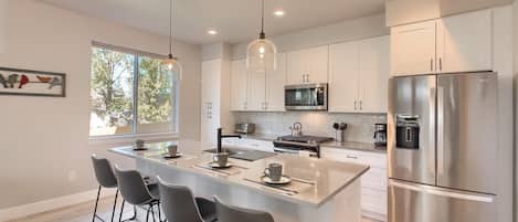 冰箱、微波炉、烤箱、炉灶