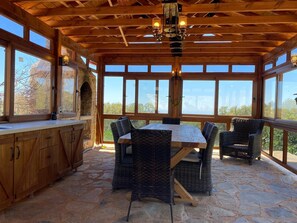 Villa Exclusive | Coin séjour | Télévision LED de 55 pouces avec chaînes par satellite, télévision