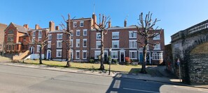 Deluxe-huoneisto | Ylelliset vuodevaatteet, yksilöllisesti sisustettu