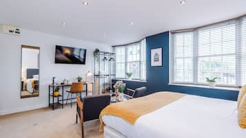 Deluxe Studio, Courtyard View | Room amenity