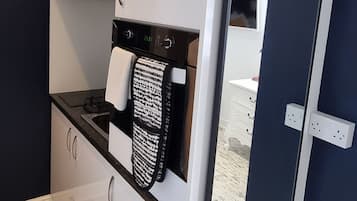 Appartamento Deluxe | Cucina privata | Frigorifero con congelatore, microonde, forno, piano cottura