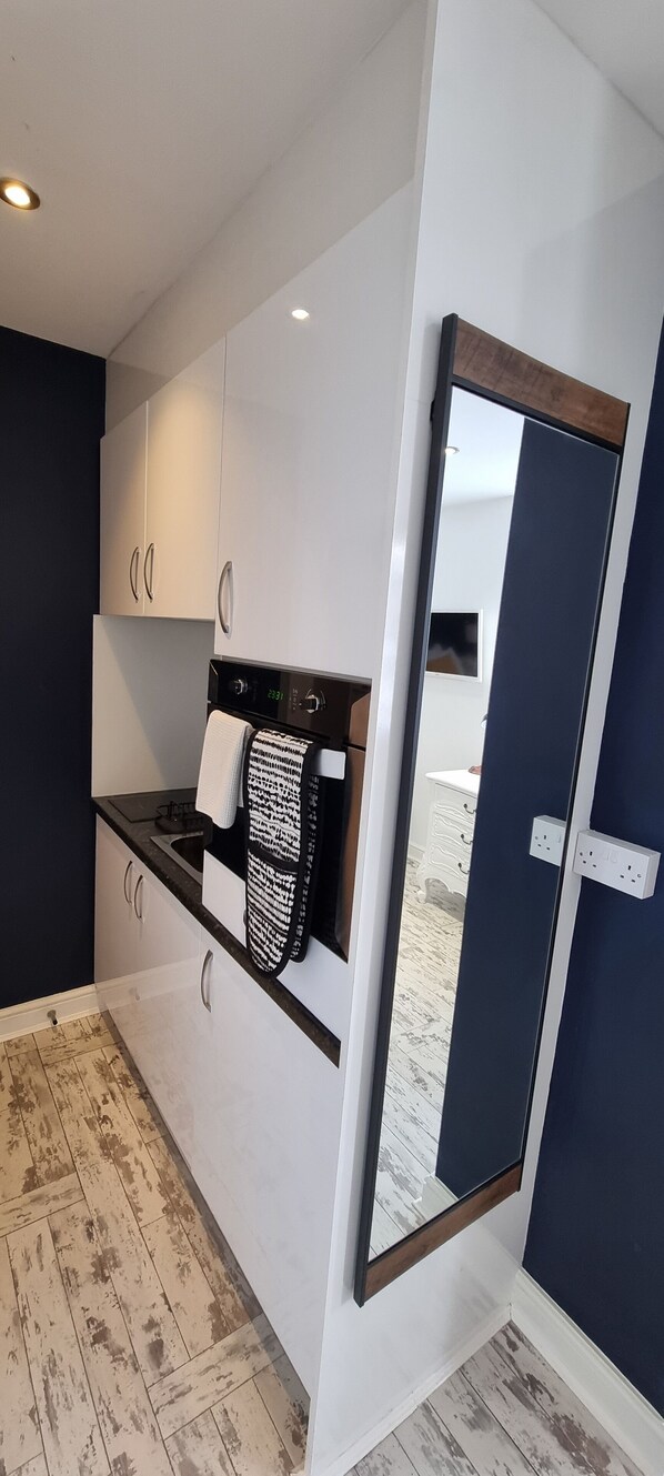 Appartement Deluxe | Cuisine privée | Grand réfrigérateur, micro-ondes, four, plaque de cuisson