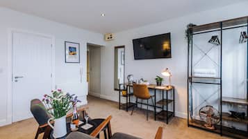 Monolocale Deluxe, vista cortile | Servizio della camera