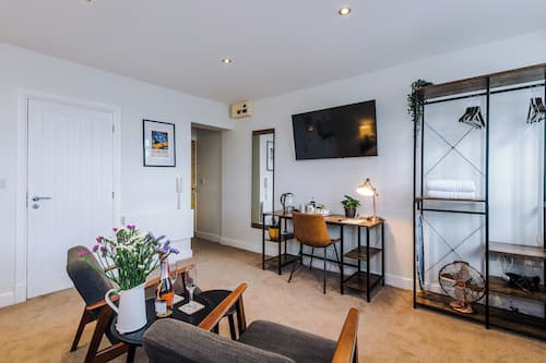 Deluxe Studio, Courtyard View | Room amenity