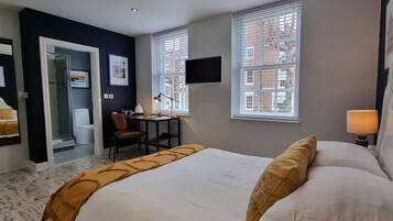 Deluxe Apartment | Premium bedding, individually decorated, individually furnished, desk