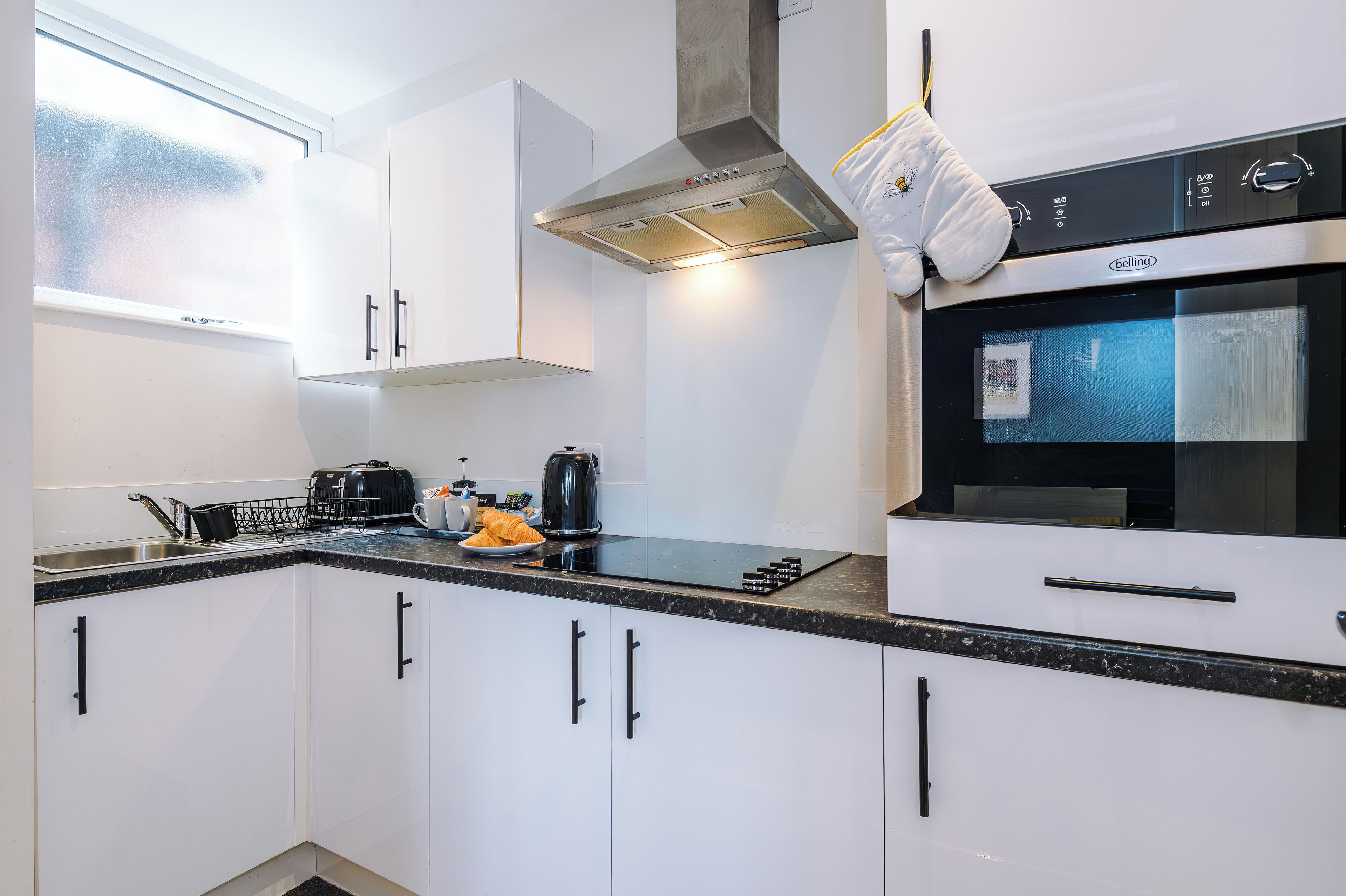 Full-size fridge, microwave, oven, stovetop