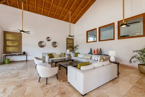 Villa Romantique | Coin séjour | Télévision à écran plat de 42 pouces avec chaînes par câble, télévision