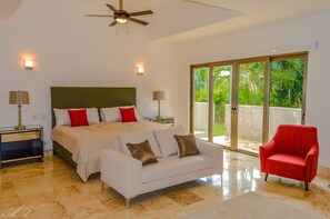 วิลล่าโรแมนติก | 6 ห้องนอน, ตู้นิรภัยในห้องพัก, ห้องพักตกแต่งอย่างมีเอกลักษณ์