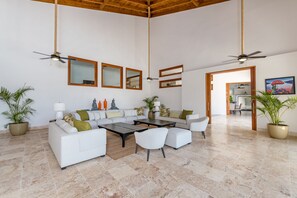 วิลล่าโรแมนติก | บริเวณนั่งเล่น | ทีว  ีจอแบน 42 นิ้ว พร้อมช่องเคเบิล, ทีวี, แท่นต่อ iPod