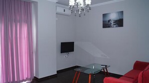 Apartamento, 1 quarto, sacada | Sala de estar | TV LCD 32 polegadas com canais a cabo