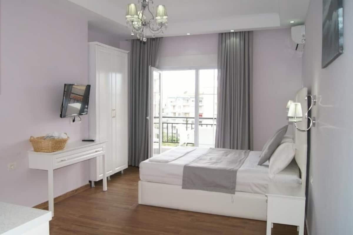 Habitación doble, balcón | 2 habitaciones, ropa de cama de alta calidad y decoración personalizada
