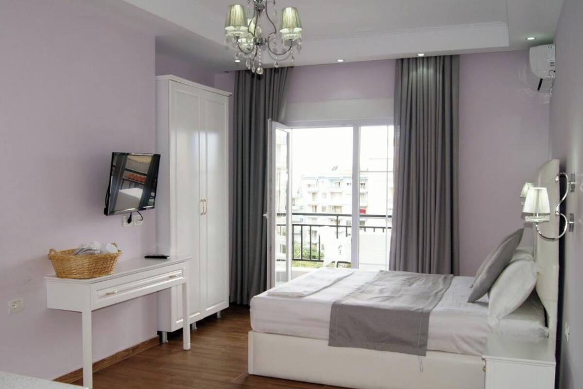 Premium bedding, laptop workspace, blackout drapes, WiFi (free)