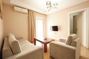 公寓, 2 间卧室, 阳台 | 起居区 | 32-英寸液晶电视（配备有线频道）