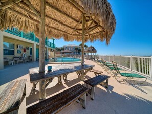 Outdoor dining - Chateau 6W | Alluring Beachfront Condo (Belleair Beach)
