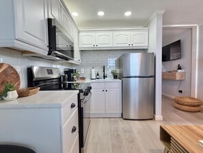 Fridge, microwave, dishwasher, coffee/tea maker - Chateau 6W | Alluring Beachfront Condo (Belleair Beach)