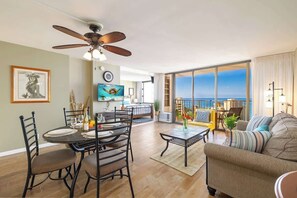Dining - Stylish Ocean View Condo Near Beach + Free Parking (Honolulu)
