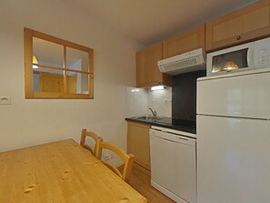 Fridge, microwave, dishwasher, coffee/tea maker