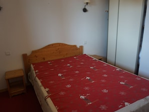 A single bed with a wooden headboard in a room with white walls. - Apartment with pets, parking - 6 guests (Orcières Merlette)