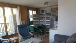 Un salon confortable avec un canapé, une table basse et un coin repas comprenant des chaises et une table.