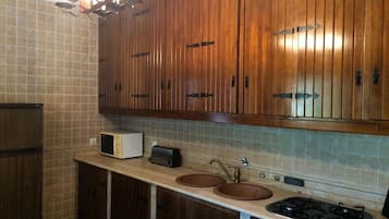 Microwave, oven, dishwasher, coffee/tea maker